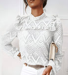 Elegante weiße Spitzenbluse mit Rüschen, ideal für Damenmode. Perfekt für stilvolle Outfits und modische Anlässe. Hochwertige Damenbekleidung.
