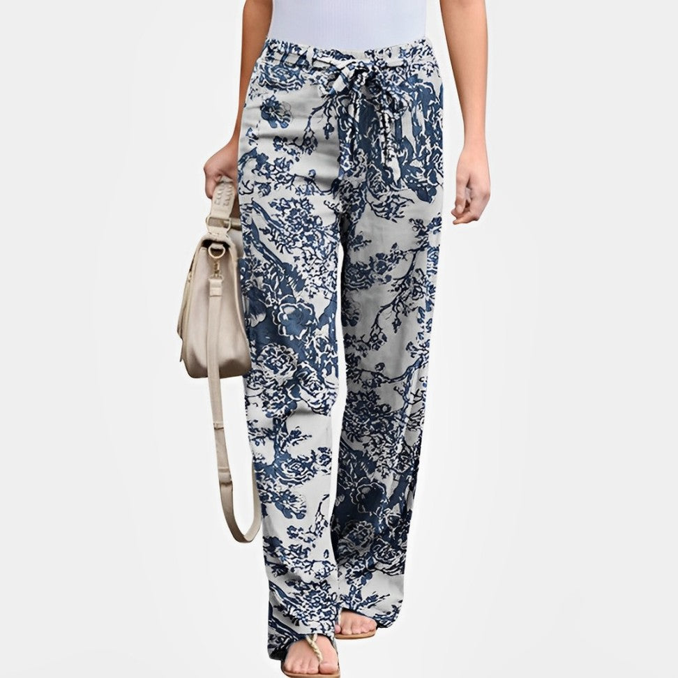 Damenhose mit blau-weißem Blumenmuster, locker geschnitten, ideal für Sommermode. Perfekt kombinierbar mit schlichten Oberteilen.