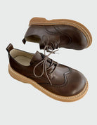 Braune Brogue-Oxford-Schuhe mit breiter Zehenbox, Leder, rutschfeste Sohle. Elegante Herrenschuhe, ideal für Business und Freizeit.