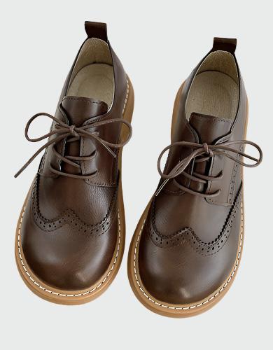 Braune Brogue-Oxford-Schuhe mit breiter Zehenbox, Leder, elegantes Design, ideal für Komfort und Stil, klassische Herrenschuhe.