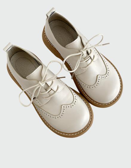 Beige Brogue-Oxford-Schuhe mit breiter Zehenbox, elegantes Design, ideal für Komfort und Stil. Perfekt für formelle Anlässe und Business-Outfits.