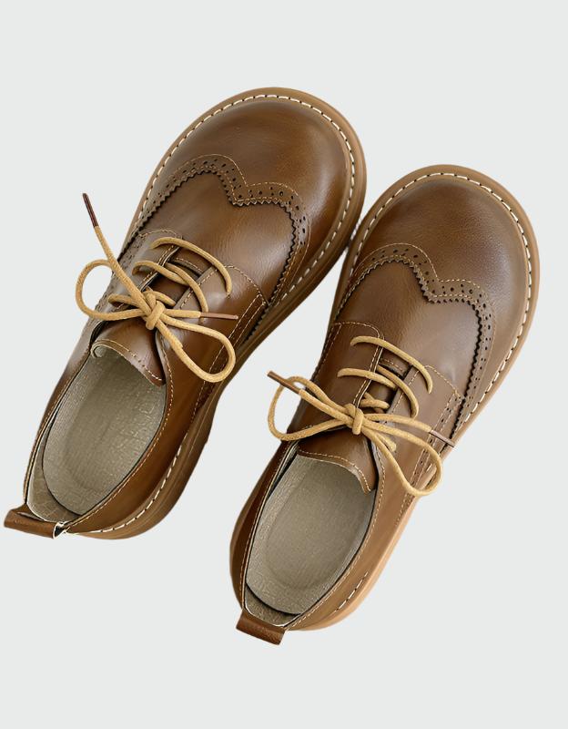Braune Brogue-Oxford-Schuhe mit breiter Zehenbox, ideal für Komfort und Stil. Perfekt für Herrenmode, elegantes Design, hochwertige Verarbeitung.
