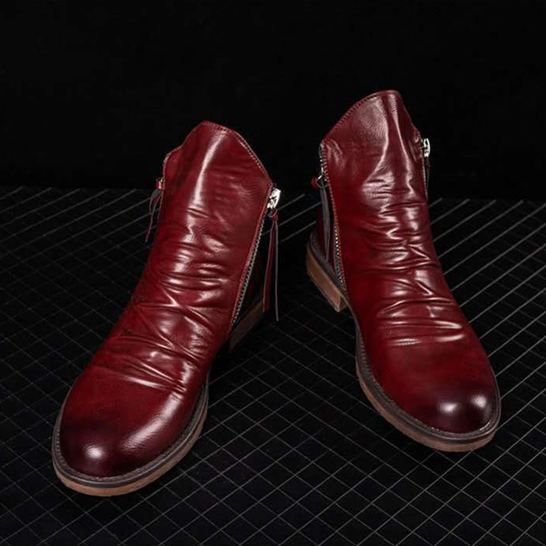 Hochwertige weinrote Lederstiefel mit Reißverschluss, stilvoll und elegant. Perfekt für Herrenmode, Herbst- und Wintertrends.