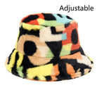 Bunter, verstellbarer Eimerhut aus Kunstpelz mit Leopardenmuster. Perfekt für Wintermode, warm und stilvoll. Damen-Accessoire, weich und flauschig.