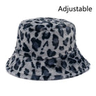 Verstellbarer Damen-Bucket-Hut aus Kunstpelz mit Leopardenmuster, ideal für Winter, Outdoor-Aktivitäten, warm und stilvoll.