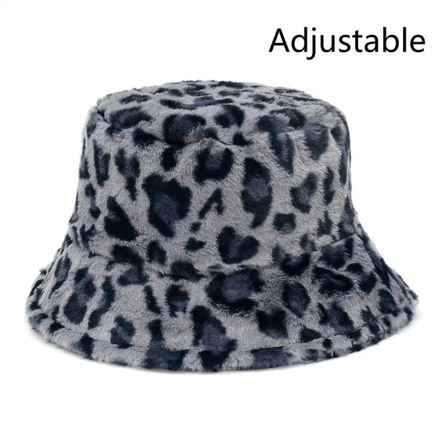 Verstellbarer Damen-Bucket-Hut aus Kunstpelz mit Leopardenmuster, ideal für Winter, Outdoor-Aktivitäten, warm und stilvoll.