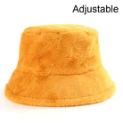 Plüschiger, verstellbarer Eimerhut aus Kunstpelz in leuchtendem Orange. Perfekt für Wintermode, warm und stilvoll. Damen-Accessoire.