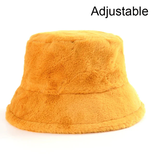 Plüschiger, verstellbarer Eimerhut aus Kunstpelz in leuchtendem Orange. Perfekt für Wintermode, warm und stilvoll. Damen-Accessoire.