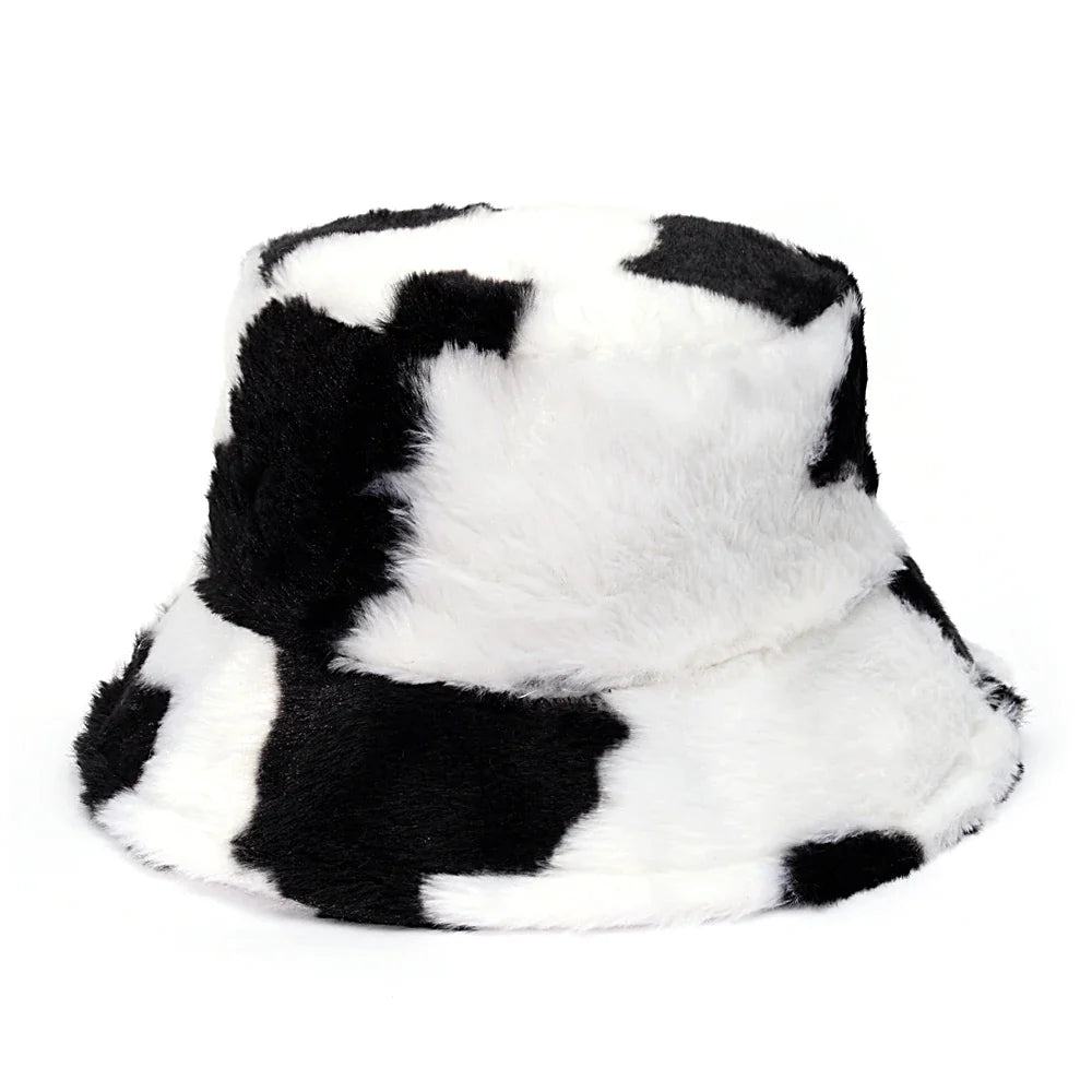 Kuhfellmuster Eimerhut aus Kunstpelz, flauschig und warm, ideal für Wintermode. Perfekt für Damen, die stilvolle Outdoor-Accessoires suchen.
