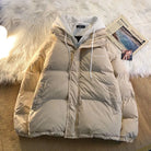 Beige Damen-Daunenjacke mit Kapuze, Reißverschluss und Taschen, ideal für Wintermode. Y2K-Stil, warm und vielseitig einsetzbar.