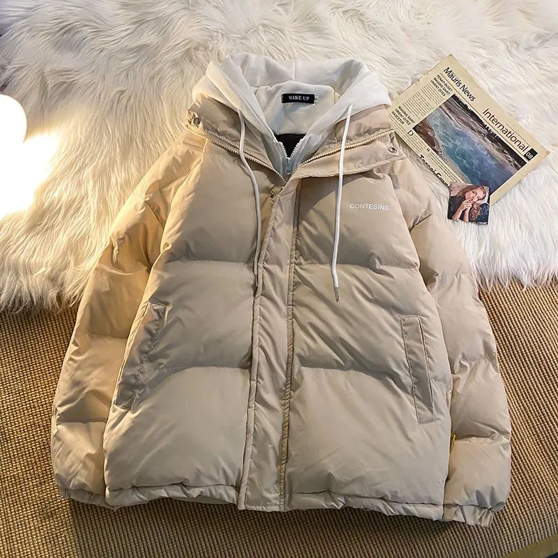 Beige Damen-Daunenjacke mit Kapuze, Reißverschluss und Taschen, ideal für Wintermode. Y2K-Stil, warm und vielseitig einsetzbar.