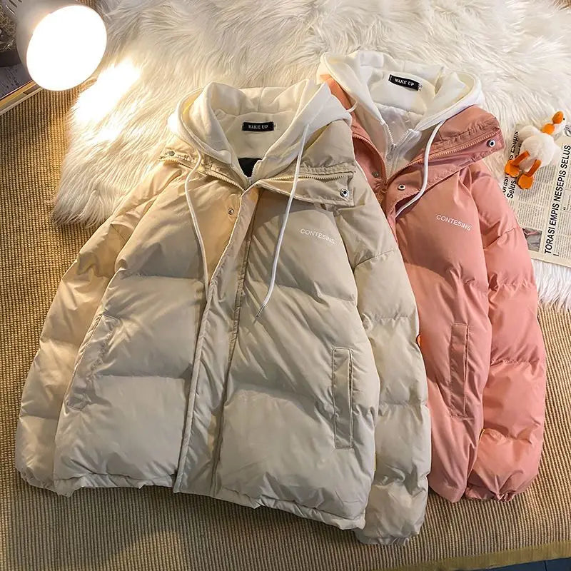 Damen Winterjacke, dick gefüttert, mit Kapuze und Reißverschluss, in Beige und Rosa. Modische Y2K-Optik, ideal für kalte Tage.