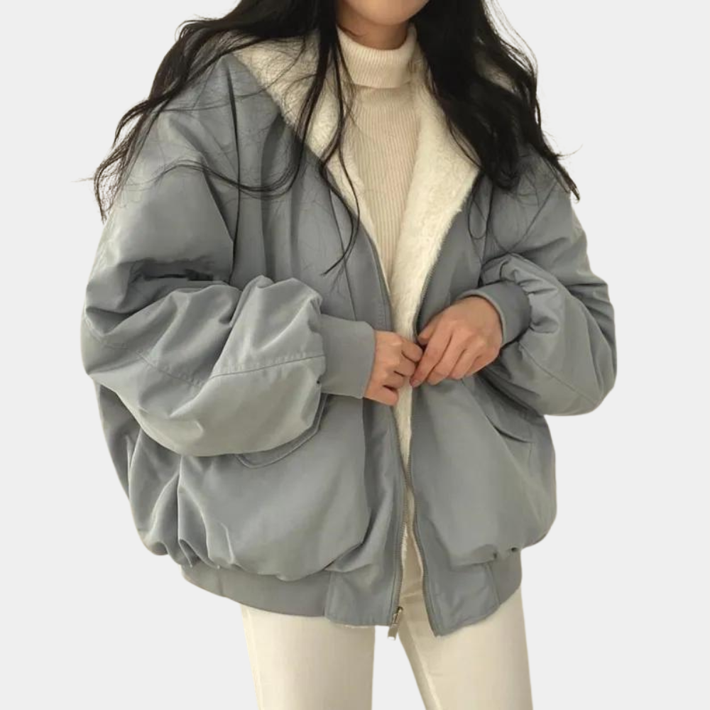 Damen Winterjacke in Hellgrau mit flauschigem Innenfutter, modisch und warm, ideal für kalte Tage. Perfekte Wintermode für Damen.