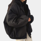 Damen Winterjacke in Schwarz, warm und stilvoll, ideal für kalte Tage. Perfekte Passform, hochwertiges Material, modisches Design.