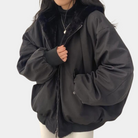 Damen Winterjacke in Schwarz, warm gefüttert, mit Reißverschluss und Kapuze. Perfekt für kalte Tage. Modische und funktionale Winterbekleidung.