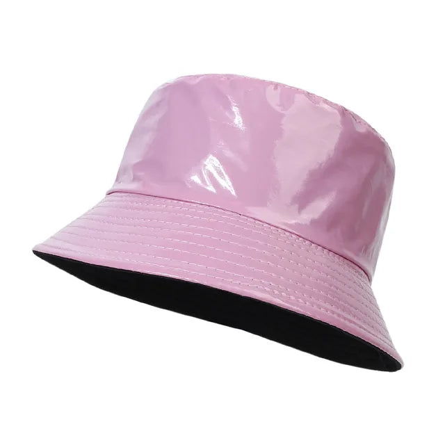 Rosa Kunstleder-Bucket-Hat, reflektierend, wendbar, mit breiter Krempe. Perfekt für Harajuku-Mode und Reisen. Unisex-Design.
