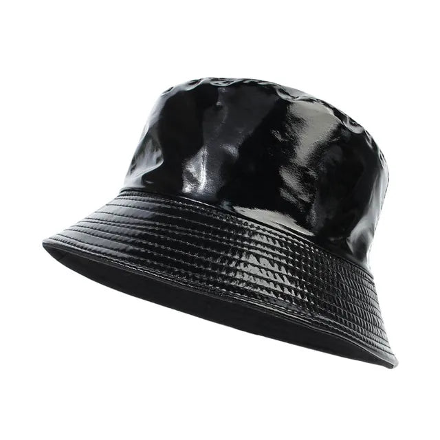 Schwarzer Kunstleder-Bucket-Hat, glänzend, modisch, unisex, ideal für Harajuku-Stil, Fischerhut, reflektierend, vielseitig, trendiges Accessoire.