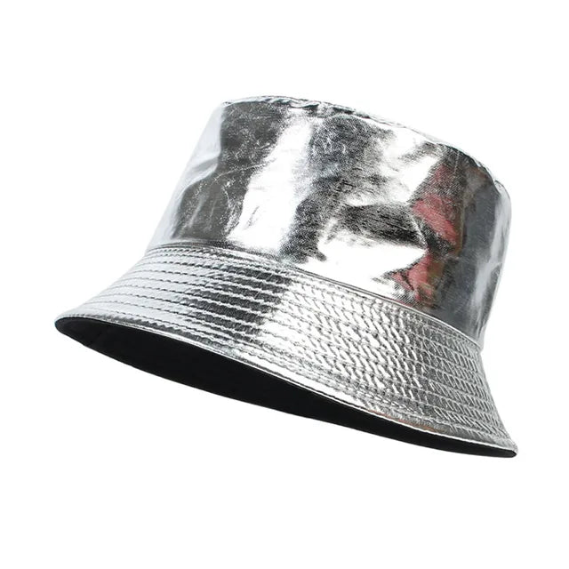 Silberner, holografischer Fischerhut aus Kunstleder, wendbar und reflektierend. Modisches Accessoire für Damen und Herren, ideal für Reisen.