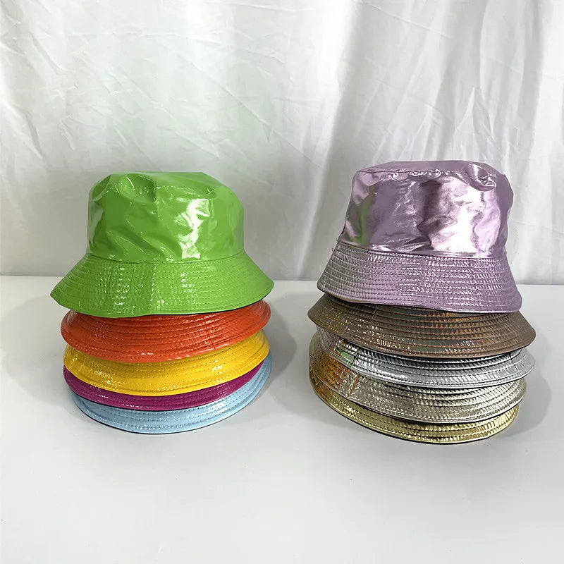 Bunte, holografische Bucket Hats aus Kunstleder, ideal für Harajuku-Mode. Wende-Design, reflektierend, perfekt für trendige Streetwear-Looks.