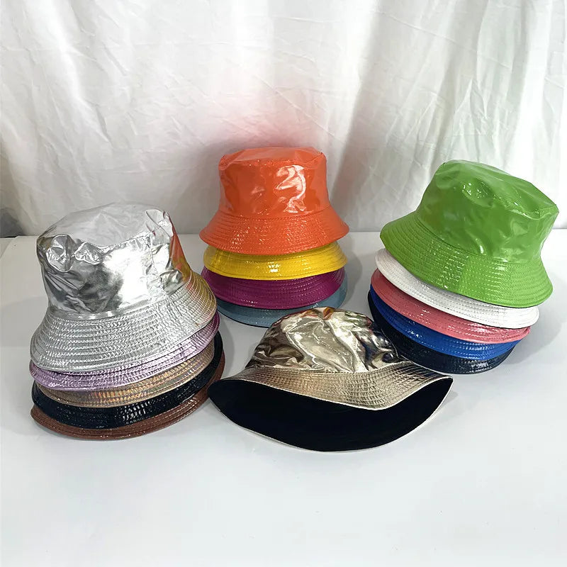 Bunte, reflektierende Bucket Hats aus Kunstleder, ideal für Harajuku-Mode. Reversible Fischerhüte mit breiter Krempe, perfekt für Reisen.