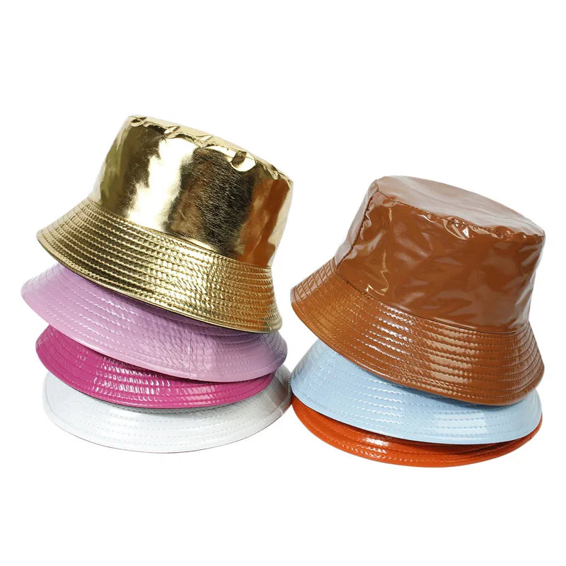 Faux-Leder-Bucket-Hats in Metallic-Optik, holografisch, reflektierend, reversibel. Trendige Fischerhüte für Damen und Herren, ideal für Reisen.