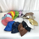 Bunte Kunstleder-Bucket-Hats in Metallic-Optik, reflektierend und wendbar. Perfekt für modische Streetwear und trendige Accessoires.