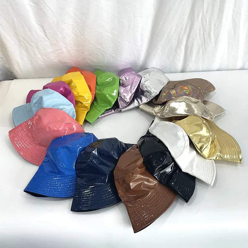 Bunte Kunstleder-Bucket-Hats in Metallic-Optik, reflektierend und wendbar. Perfekt für modische Streetwear und trendige Accessoires.