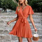 Damen V-Ausschnitt Kleid, hohe Taille, plissiert, mit Gürtel, kurze Ärmel, A-Linie, Mini, ideal für Frühling, modisch und elegant.