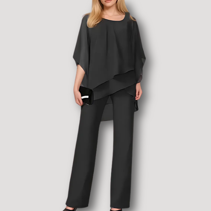 Elegantes Damen-Abendset in Schwarz, bestehend aus fließendem Oberteil und Hose. Perfekt für stilvolle Anlässe. Hochwertige Mode für Frauen.