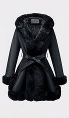 Damen PU Jacke mit Kunstfellfutter, Kapuze und Taillengürtel. Warm und stilvoll für Herbst und Winter. Perfekt für modische Outfits.