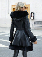 Damen PU-Jacke mit Kunstfellfutter, Kapuze und Taillengürtel. Perfekt für Herbst und Winter. Modisch, warm und stilvoll.