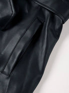Damen PU-Jacke mit Kunstfellfutter, Kapuze und Taillengürtel. Perfekt für Herbst und Winter. Modisch, warm und vielseitig einsetzbar.