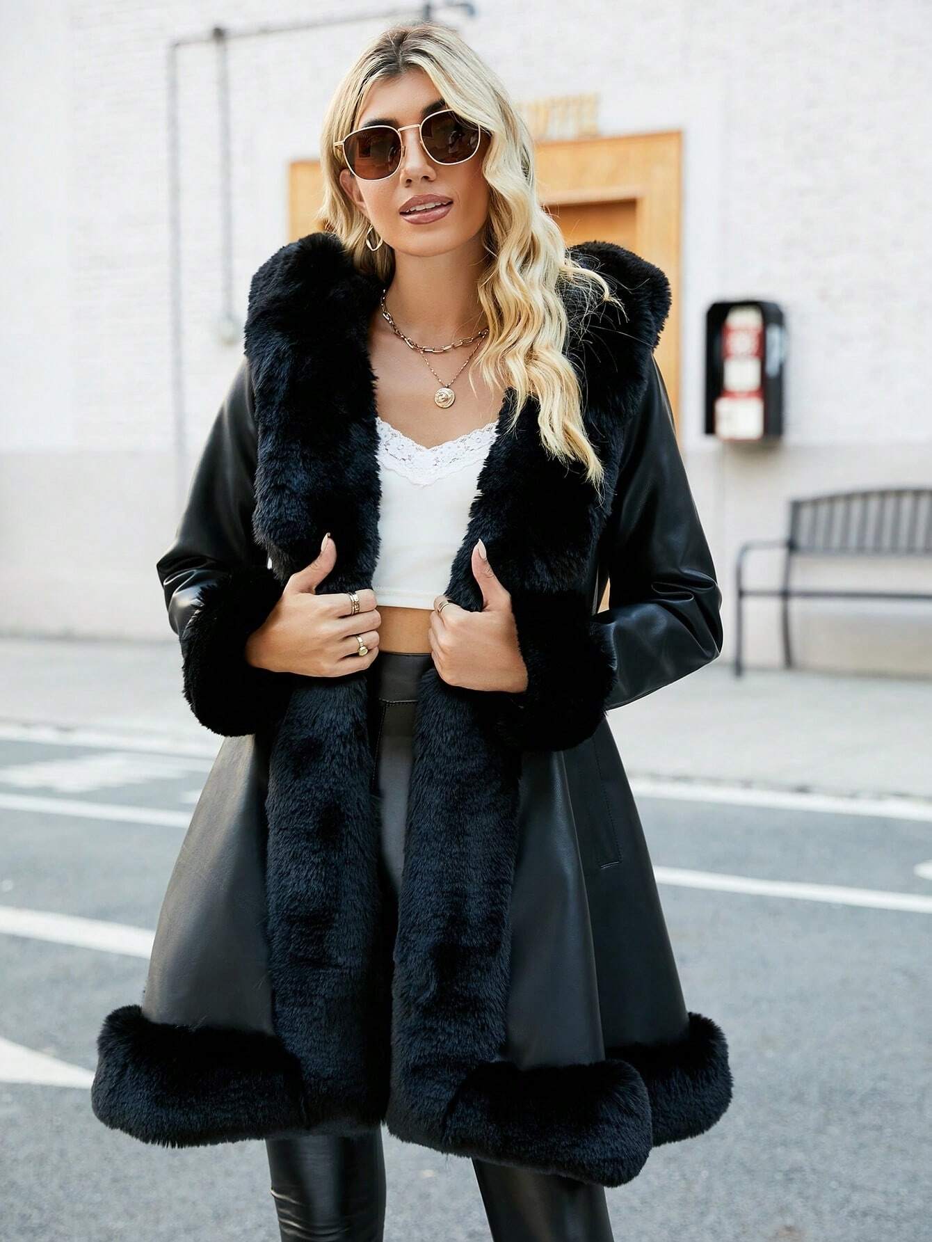 Damen PU-Jacke mit Kunstfellfutter, Kapuze und Taillengürtel. Perfekt für Herbst und Winter. Modisch, warm und stilvoll. Ideal für kalte Tage.