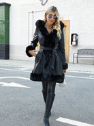 Damen PU-Jacke mit Kunstfellfutter, Kapuze und Taillengürtel. Perfekt für Herbst und Winter. Modisch, warm und stilvoll. Ideal für kalte Tage.