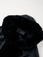 Damen PU-Jacke mit Kunstfellfutter, Kapuze und Taillengürtel. Perfekt für Herbst und Winter. Bleiben Sie warm und stilvoll.