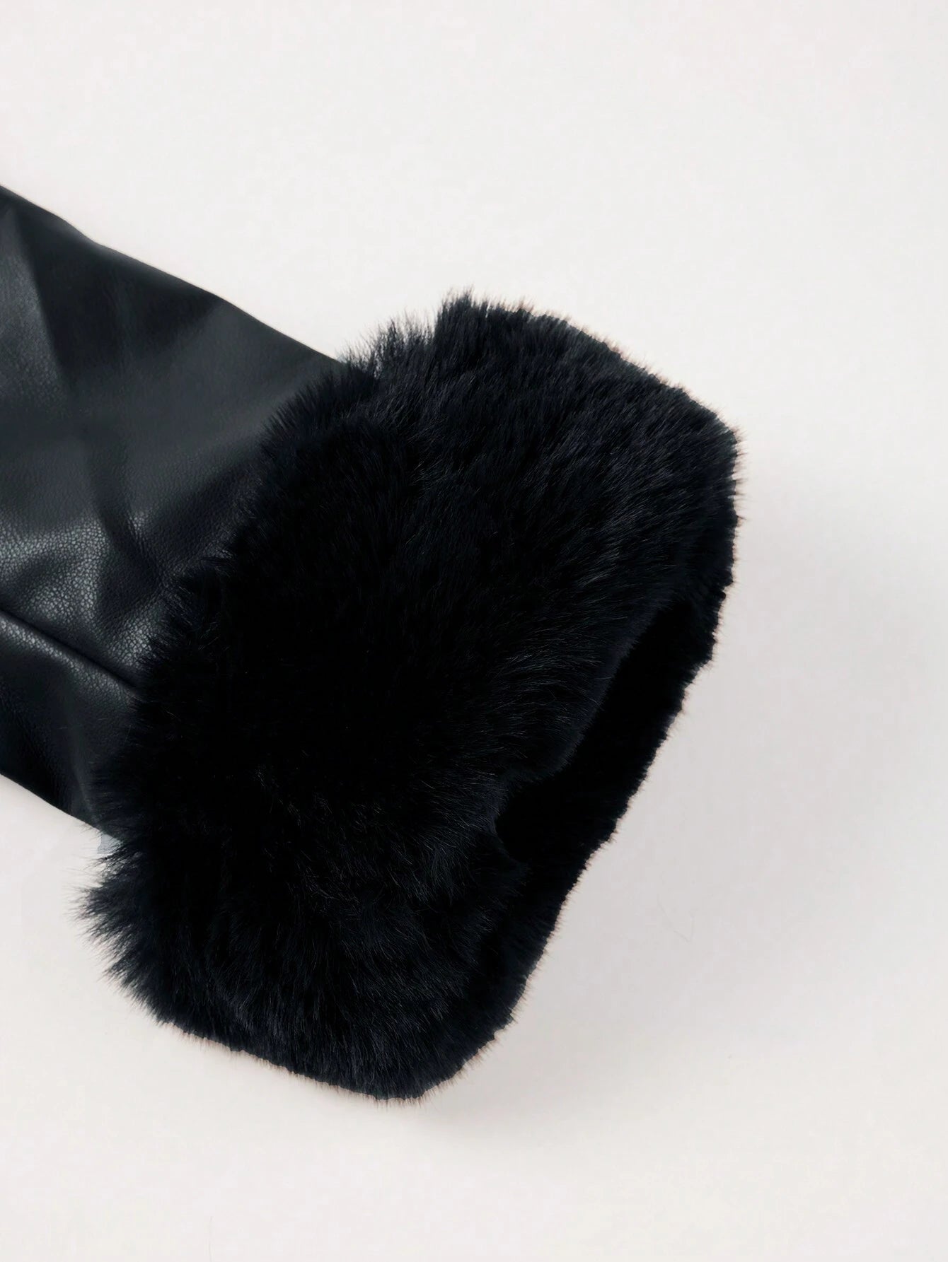 Schwarze PU-Jacke mit Kunstfellbesatz, ideal für Herbst und Winter. Modischer Mantel, warm und stilvoll, perfekt für Damenmode.