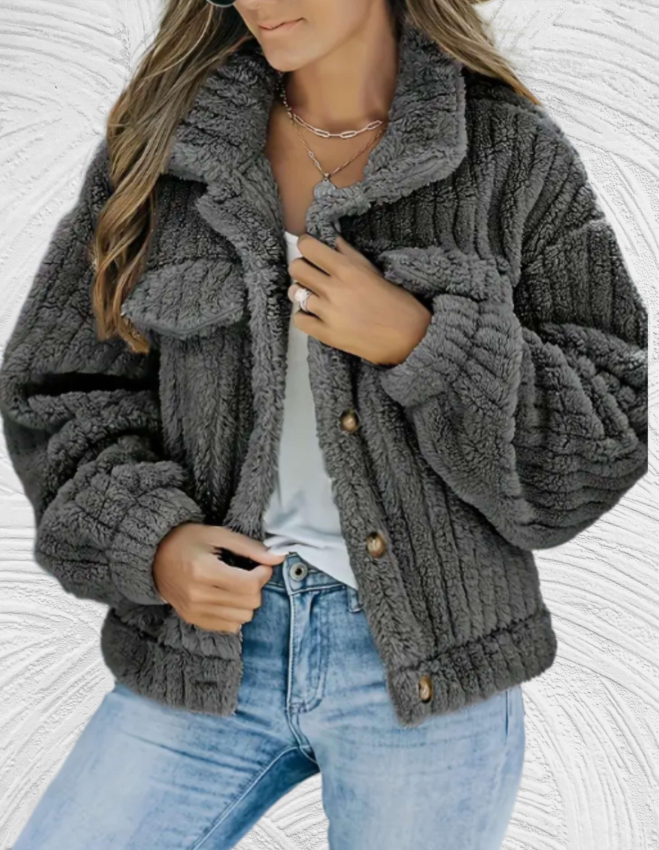 Damen Teddyjacke in Grau, kuschelig und modisch, ideal für Herbst und Winter. Perfekt kombinierbar mit Jeans für einen lässigen Look.