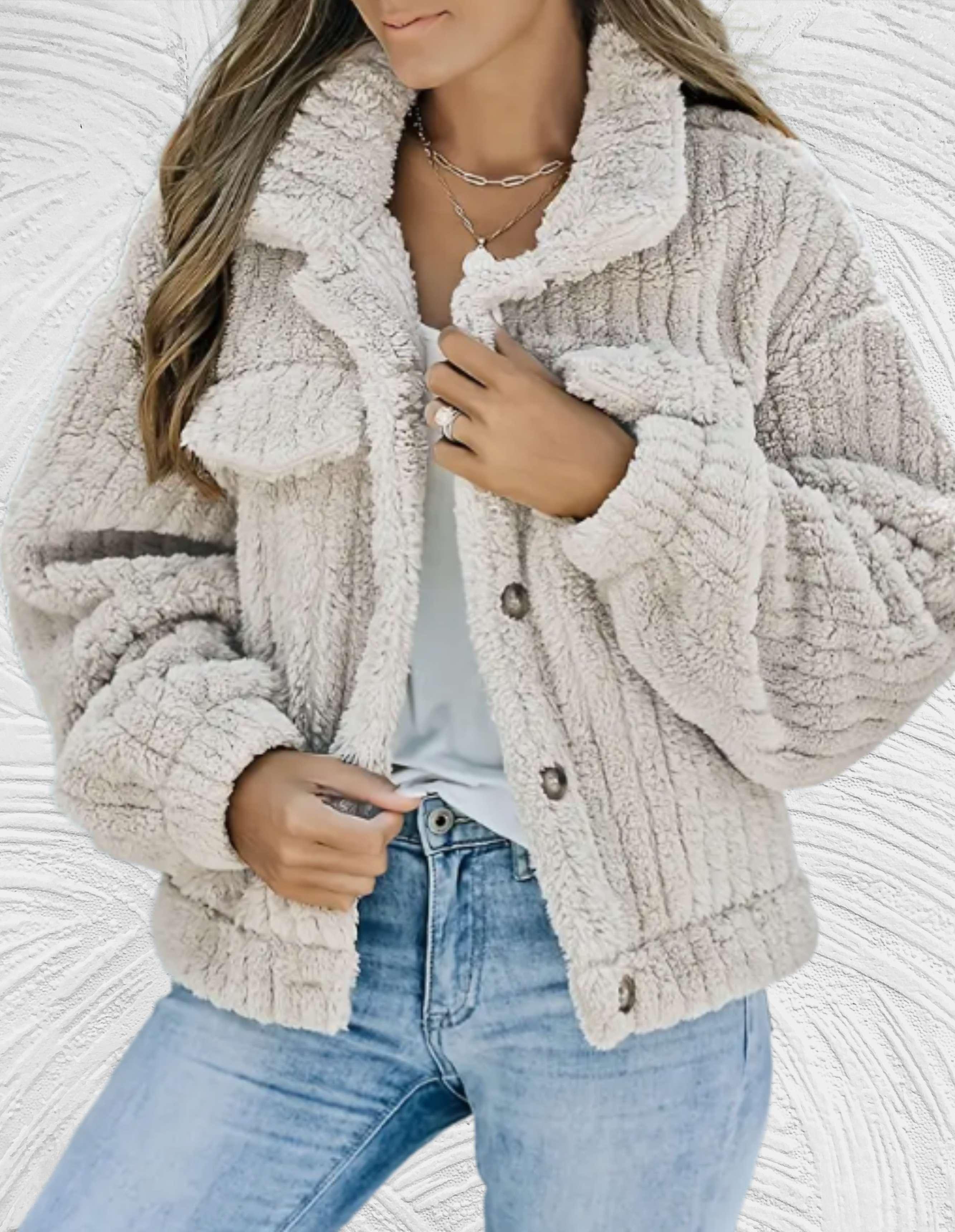 Damen Teddyjacke in Beige, kuschelig und modisch, ideal für Herbst und Winter. Perfekt kombinierbar mit Jeans für einen lässigen Look.