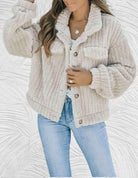 Damen Teddyjacke in Beige, kuschelig und modisch, ideal für Herbst und Winter. Perfekt kombinierbar mit Jeans für einen lässigen Look.