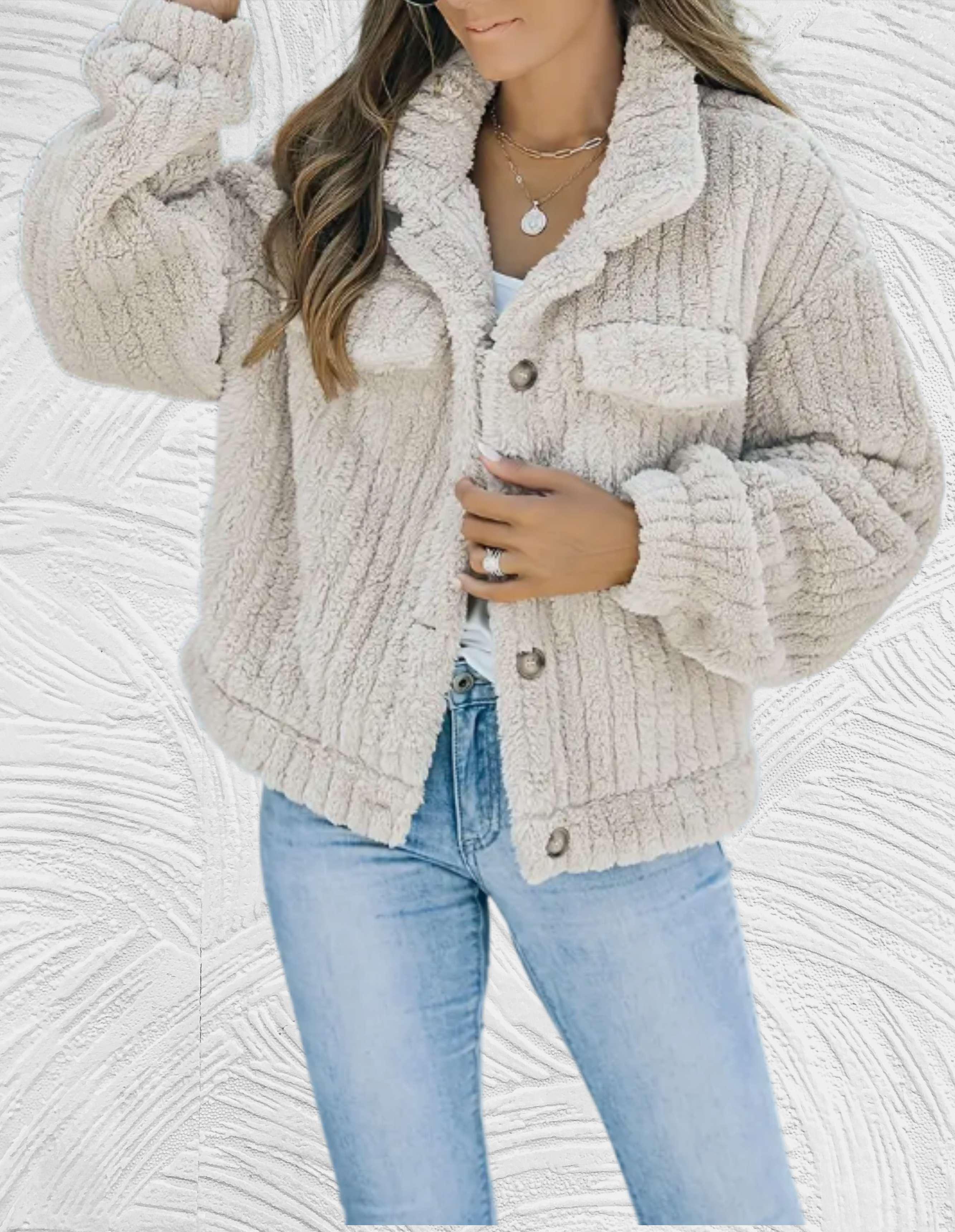 Damen Teddyjacke in Beige, kuschelig und modisch, ideal für Herbst und Winter. Perfekt kombinierbar mit Jeans für einen lässigen Look.