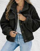 Damen Teddyjacke in Schwarz, kuschelig und modisch, ideal für Herbst und Winter. Perfekt kombinierbar mit Jeans für einen lässigen Look.