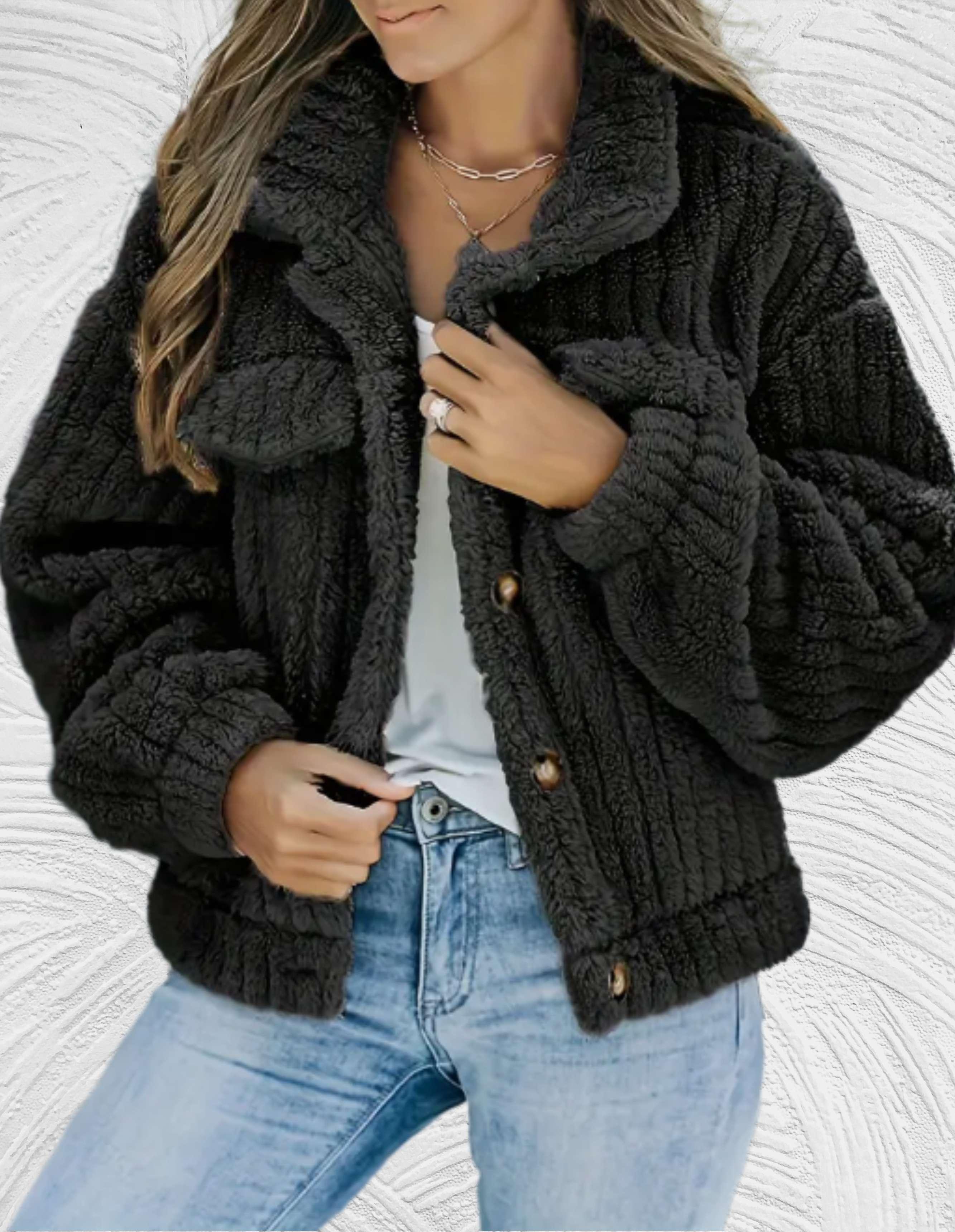 Damen Teddyjacke in Schwarz, kuschelig und modisch, ideal für Herbst und Winter. Perfekt kombinierbar mit Jeans für einen lässigen Look.