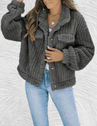 Damen Teddyjacke in Dunkelgrau, kuschelig und modisch, ideal für Herbst und Winter. Perfekt kombinierbar mit Jeans für einen lässigen Look.