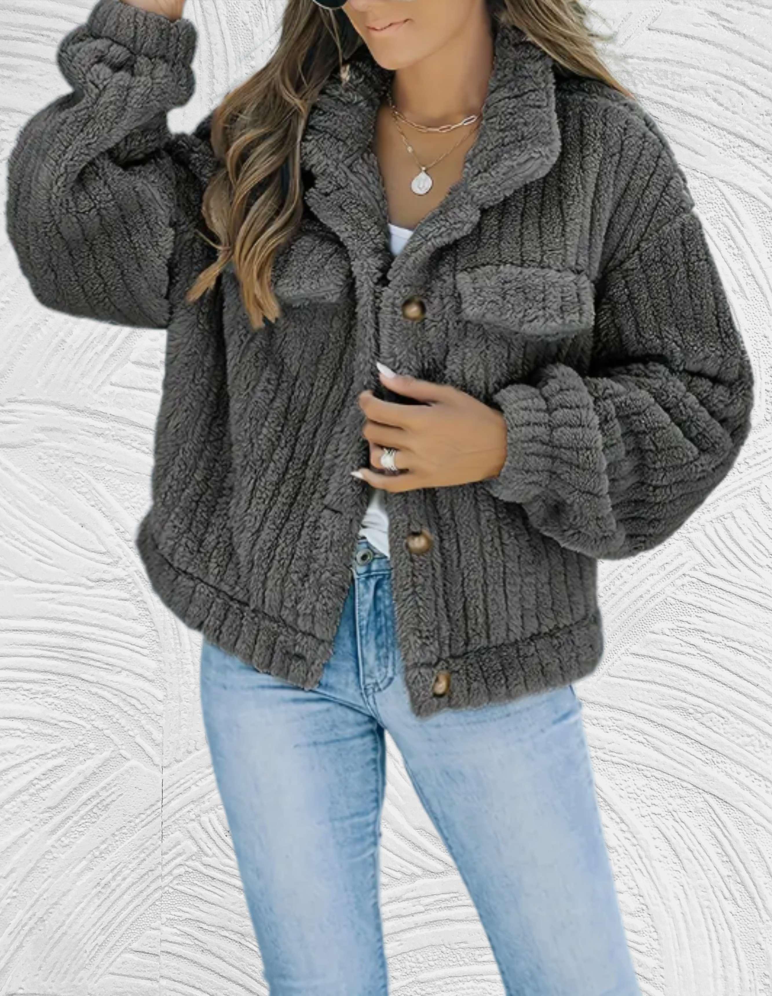Damen Teddyjacke in Dunkelgrau, kuschelig und modisch, ideal für Herbst und Winter. Perfekt kombinierbar mit Jeans für einen lässigen Look.