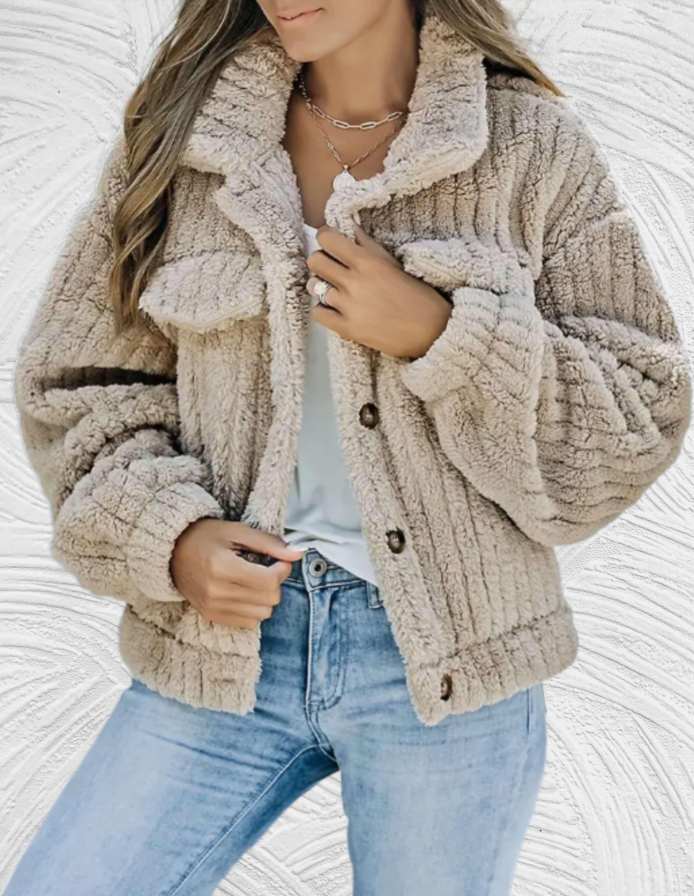 Damen Teddyjacke in Beige, kuschelig und modisch, ideal für Herbst und Winter. Perfekt kombinierbar mit Jeans für einen lässigen Look.