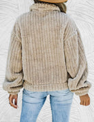 Damen Teddyjacke in Beige, kuschelig und modisch, ideal für Herbst und Winter. Perfekt kombinierbar mit Jeans für einen lässigen Look.