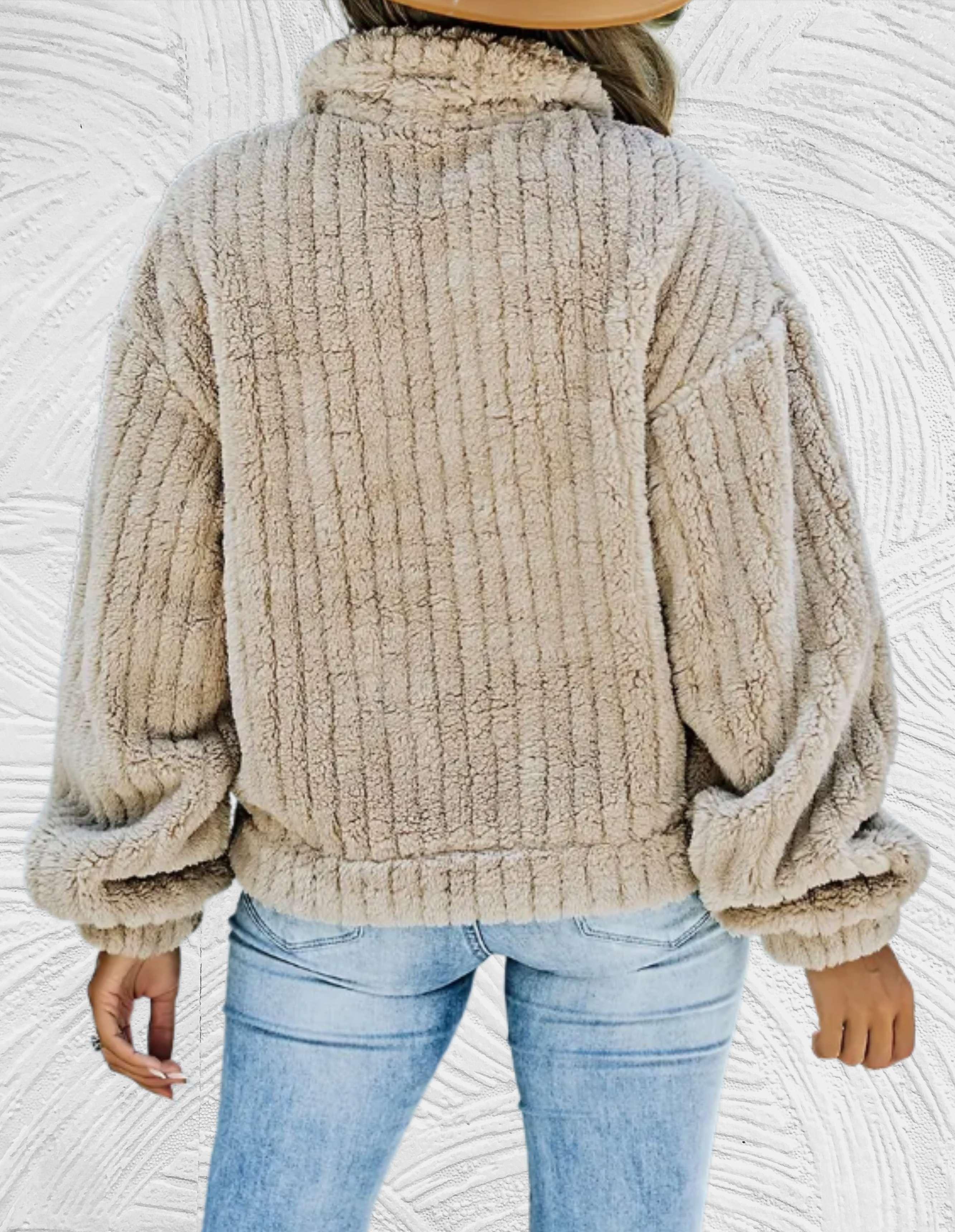 Damen Teddyjacke in Beige, kuschelig und modisch, ideal für Herbst und Winter. Perfekt kombinierbar mit Jeans für einen lässigen Look.