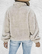 Damen Teddyjacke in Beige, kuschelig und warm, ideal für Herbst und Winter. Modischer Look mit Jeans, perfekt für kalte Tage.