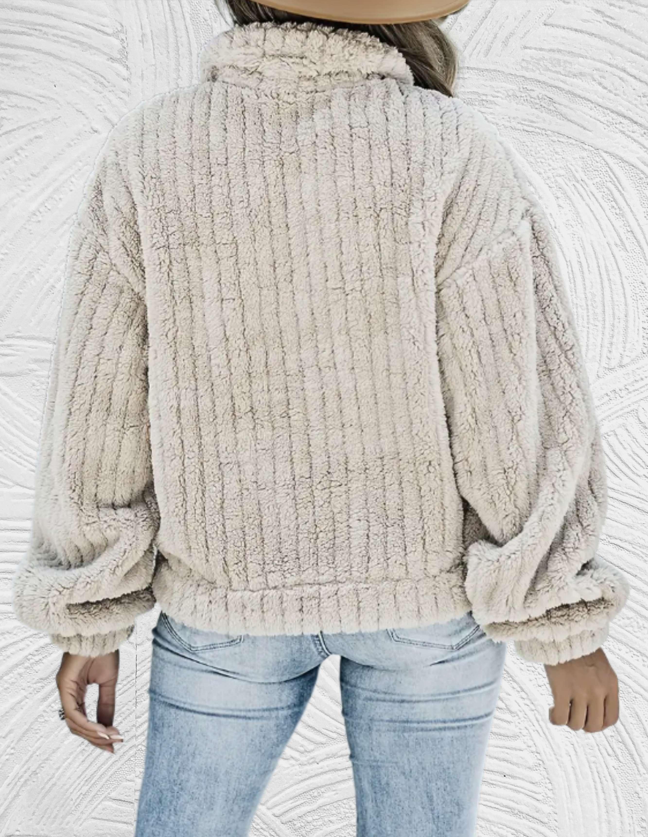 Damen Teddyjacke in Beige, kuschelig und warm, ideal für Herbst und Winter. Modischer Look mit Jeans, perfekt für kalte Tage.