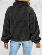 Damen Teddyjacke in Dunkelgrau, kuschelig und warm, ideal für Herbst und Winter. Modischer Oversize-Look, perfekt kombinierbar mit Jeans.